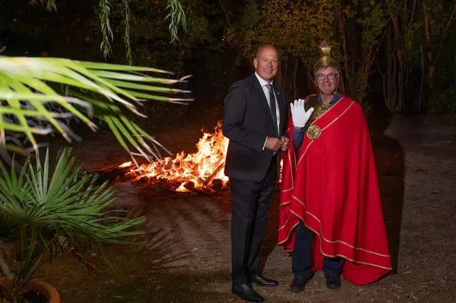 Landrat Frank Rock und St. Martin (Willy Winkelhag) vor dem Martinsfeuer an der Kommandeursburg: ein Zeichen gelebter Tradition.  | Foto: Rhein-Erft-Kreis/Giuseppe Piliero