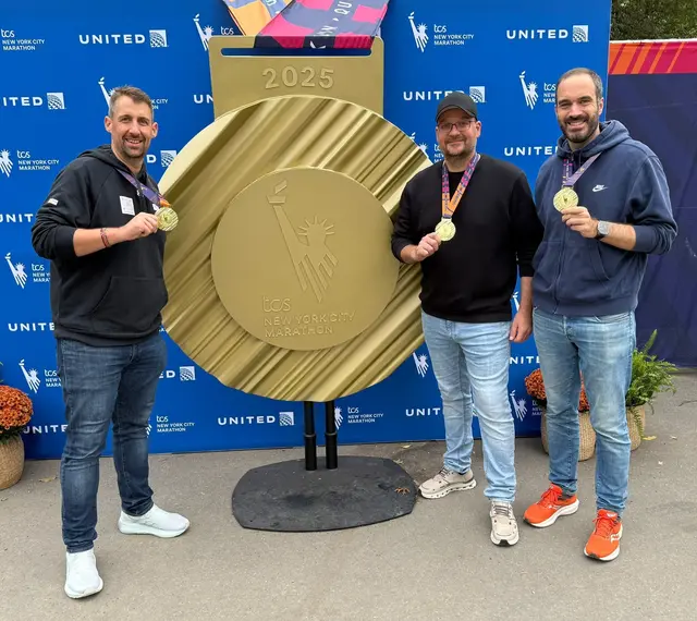 Stephan Hennecke, Marcel Paganetti und Thomas Ersfeld liefen im Namen ihres verstorbenen Freundes Fanis den New York Marathon, um Spenden für das Hospiz St. Klara zu sammeln.   | Foto: Hospiz St. Klara