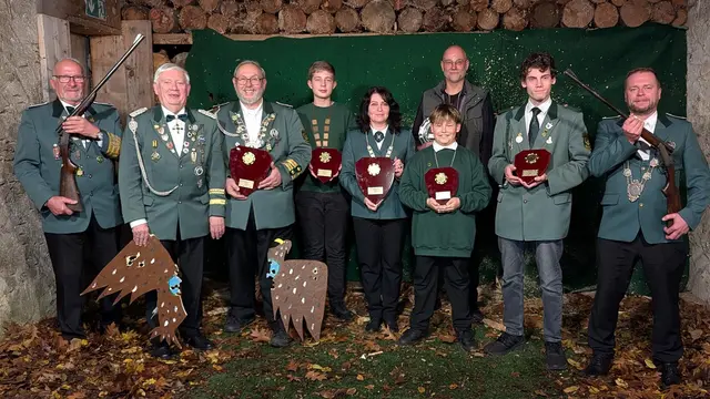 Jungschützenmeister Klaus Fett, Brudermeister Manfred von Goscinski, Hubertuskönig Peter Kaczun, Hubertus-Schülerprinz Leif Wienholz, Hubertuskönigin Olga Wenz, Hubertus-Bambiniprinz Michael Wenz, Hubertusprinz Felix Pommerich, stv. Schießmeister Maciej Weiner (vorne, v.l.n.r.). In der hinteren Reihe Bürgerkönig Stephan Dumon.  | Foto: i. Tuschen