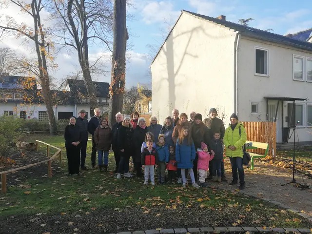 Bürgermeister Dr. Marc Prokop und Frau Zimmermann (Abteilung Klimaschutz) mit Anwohnenden der Nachbarschaft.   | Foto: Stadt Brühl