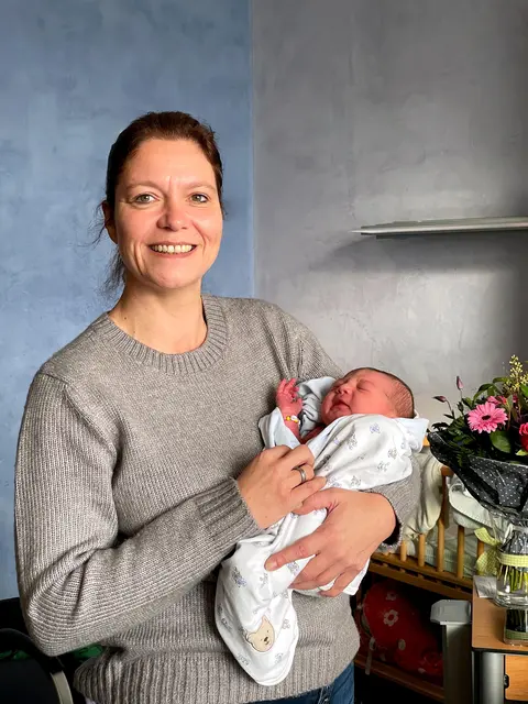 Bianca Chedor (Stationsleitung Wochenbettstation) mit der kleinen Maja Johanna, die als 500. Baby in diesem Jahr im EVK Bergisch Gladbach geboren wurde.  | Foto: Daniel Beer