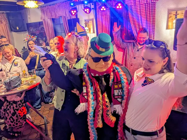 Jecker Auftakt in der „Marktschänke“. Roisdorfs Noch-Prinzessin Anneliese I. (links) und ihre designierte Nachfolgerin Nicole I. begrüßten Nubbel Ralf.  | Foto: FES