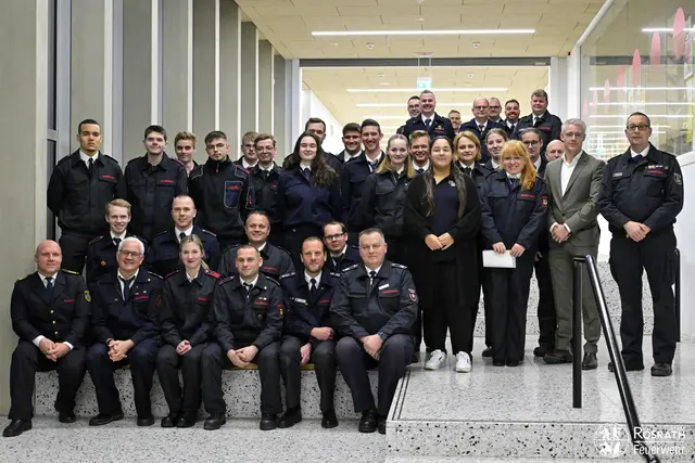 Mehr als 30 Männer und Frauen der Freiwiliigen Feuerwehr Rösrath sind im Rahmen der Jahreshauptversammlung geehrt und befördert worden.  | Foto: Feuerwehr Rösrath
