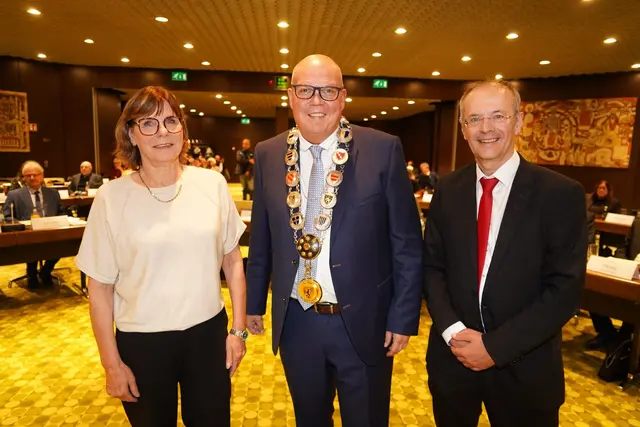 Bürgermeister Uwe Tietz (Mitte) und seine Stellvertreter Karla Palussek (CDU) und Carsten Peters (SPD).  | Foto: Stadt Frechen