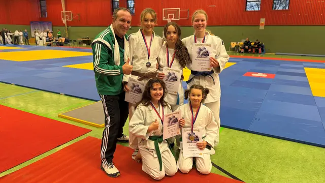 Jasmin Gradante, Burgi Liebl (vorne von links), Anni Hommerling, Mimi Zaffarana,  Nike Reckenfelderbäumer (h.v.l.) mit Trainer David Metzger. | Foto: Hans-Werner Sinnwell