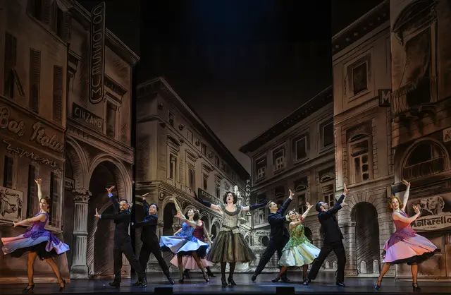 TOOTSIE: Julian Culemann, Ensemble | Foto: Bettina Stöß