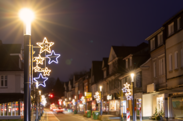 Waldbröls Flaniermeile erstrahlt im weihnachtlichen Lichterglanz. | Foto: WfW