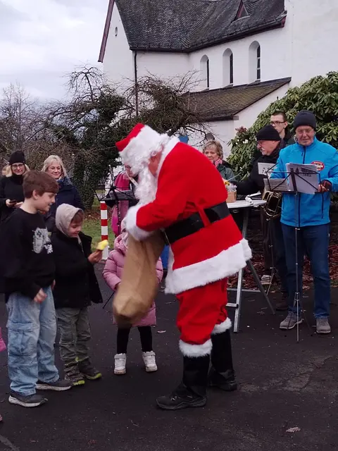 Auch der Nikolaus war dabei.  | Foto: (c) Bürger- und Verschönerungsverein