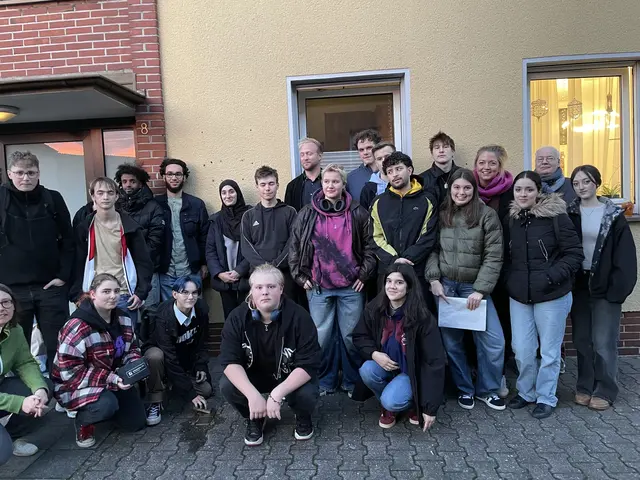 Die Gertrud-Koch-Gesamtschule und das Stadtarchiv beteiligen sich gemeinsam am Stolperstein-Projekt des WDR und helfen bei der Erstellung einer Stolpersteine-App.  | Foto: Stadt Troisdorf