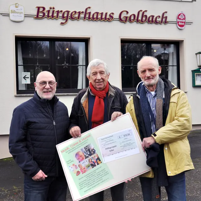 Sowohl der Bürgerverein Golbach (links) als auch der Friseursalon Charisma von Ibrahim Seker (m.) spendeten Großzügige Summen an die Hilfsgruppe Eifel.  | Foto: Reiner Züll/pp/Agentur ProfiPress