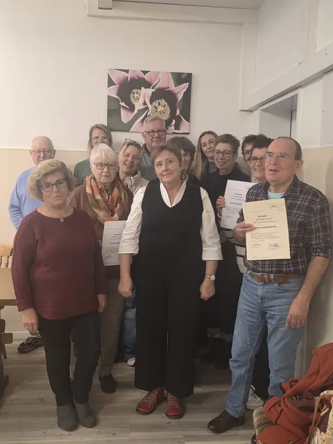 Insgesamt 15 Angehörige und Begleitpersonen von Menschen mit Demenz ihre Urkunde als zertifizierte Demenzbegleiter entgegennehmen.  | Foto: AWO Stommeln