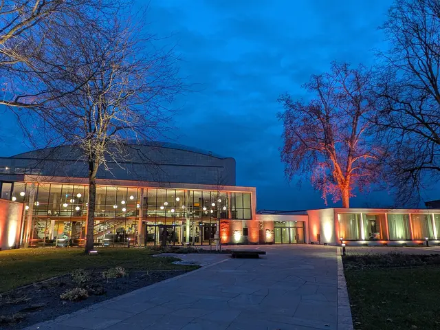 Erstrahlt innen wie außen, optisch wie technisch, in neuem Glanz. Die Arbeiten an der Beethovenhalle sind abgeschlossen - sie steht für Veranstaltungen und Konzerte wieder zur Verfügung.  | Foto: fes