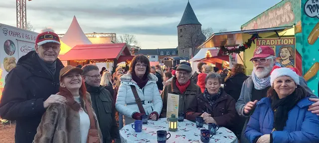 Auch die „lokale Prominenz“ zog es während des Rheinbacher Weihnachtsmarktes immer wieder auf einen Becher Glühwein an den Stand des Lions-Clubs.  | Foto: Privat