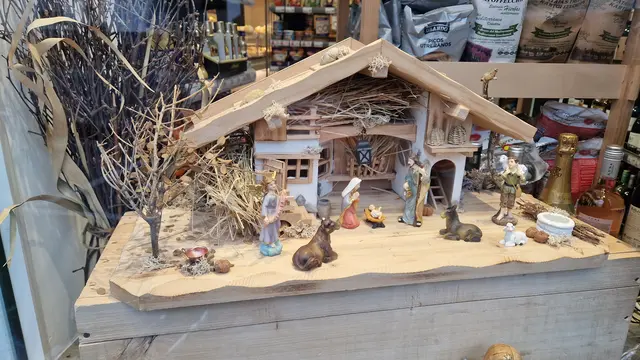 Im Schaufenster des EDEKA-Markt Schüller an der Konstantinstraße ist auch wieder eine Krippe platziert worden.  | Foto: AS