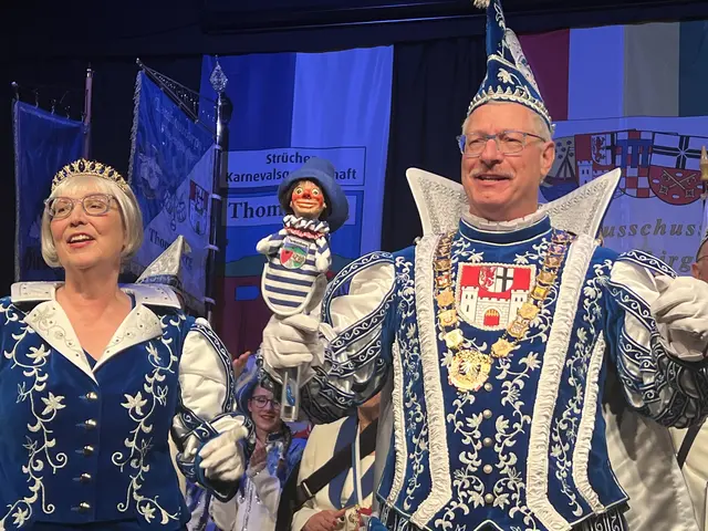 Fröhlich feiert das neue Siebengebirgsprinzenpaar auf der Bühne mit dem Narrenvolk im Saal. | Foto: Zumbusch