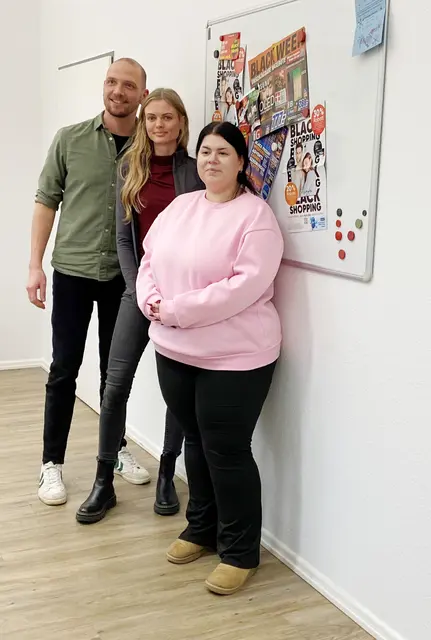 Unterstützung bei Kaufsucht bieten (von links): Benedict Wassong, Anna Clasen und Taisha Elfgen.  | Foto: Caritasverband Rhein-Sieg