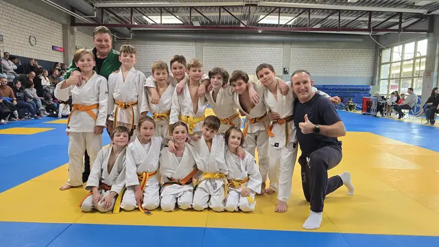 Das Bild zeigt die U11 Mannschaft mit Abteilungsleiter Hans-Werner Sinnwell und David Metzger.  | Foto: Jan Metzger