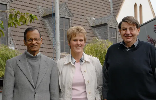 Johannes Klinkhammer, der damalige Ortsvorsteher von Vussem, (v.r.) mit Kirchen- und Musikaktivistin Resel Feyen und Pater Leo D’Souza vor der Pfarrkirche St. Margareta in Vussem.  | Foto: pp/Agentur ProfiPress