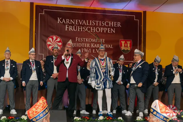 Das Festkomitee mit Roland Forst begrüßt den Rheidter Prinzen, Prinz Dirk I. mit Gefolge.  | Foto: Paul Niclas