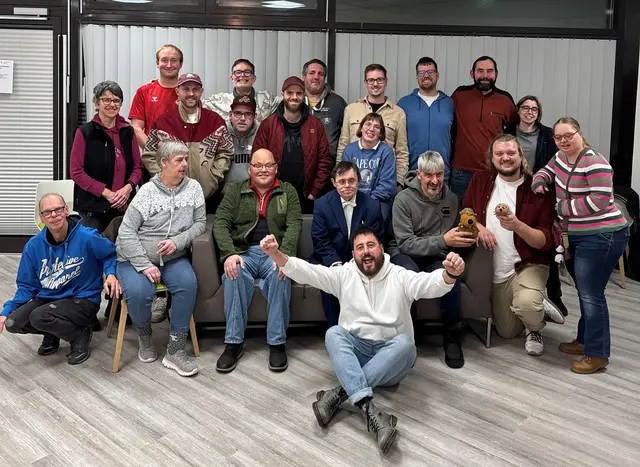 Gute Bekannte sind die Mitglieder der Band ‚Lupo‘ und die Bewohner der Paul-Kraemer-Stiftung.  | Foto: Gold-Kraemer-Stiftung