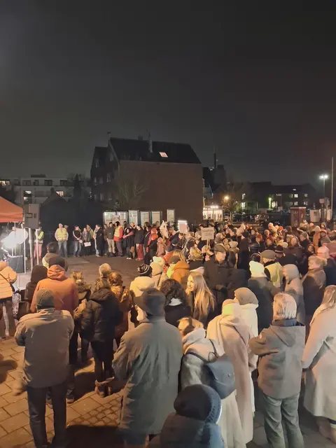 Viele Menschen versammelten sich auf dem Rathausplatz zur Kundgebung.  | Foto: Netzwerk Niederkassel für Demokratie