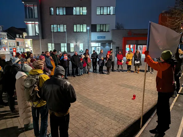 Rund 80 Menschen versammelten sich am Abend auf dem Peter-Fryns-Platz zu einer Friedensmahnwache. Mit Kerzen und Transparenten erinnerten sie an die Gefährdung von Demokratie und Freiheit und setzten ein stilles Zeichen gegen Hass und Ausgrenzung. | Foto: Frank Engel-Strebel