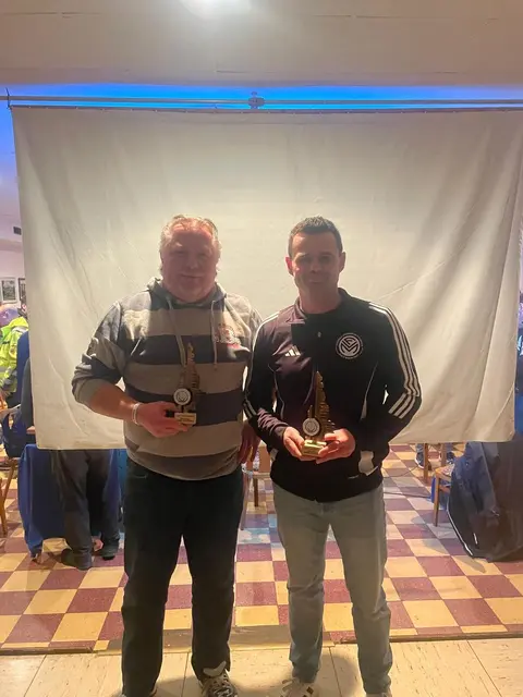 Ausgezeichnet wurden Frank Hubert Rosenbaum und Andreas Nehren (v. l.).  | Foto: Mika Forst/Fußballkreis Rhein-Erft