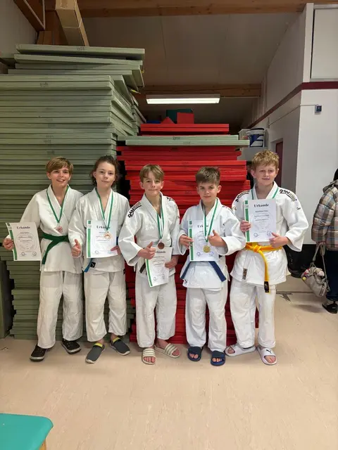 Das Bild zeigt Jonas Becker, Henri Klein, Florian Hombach, Jannis Müller und Maximilian Zahn. | Foto: Robert Glatzel