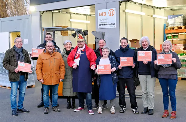 Zahlreiche Helferinnen und Helfer engagieren sich tagtäglich für die Mechernicher Tafel. Vier Tage lang packte der Mechernicher Prinz Torsten I. (Krieg) mit an. | Foto: Cedric Arndt/pp/Agentur ProfiPress