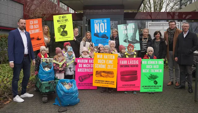 Bürgermeister Christian Mandt eröffnete gemeinsam mit Vertretern der RSAG, städtischen Mitarbeitern und Kita-Kindern die Aktion „Wir räumen den Kreis auf“. Mit auffälligen Plakaten werben sie für einen verantwortungsvollen Umgang mit Abfällen. | Foto: Stadt Bornheim