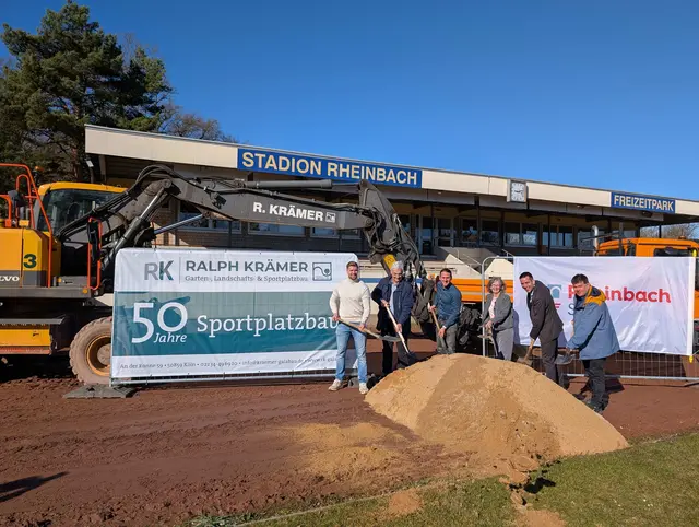 Symbolischer Spatenstich im Stadion Rheinbach: Mit dem offiziellen Baustart beginnt die umfassende Sanierung der Sportanlage im Freizeitpark. | Foto: Stadt Rheinbach