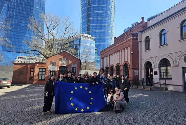 Mit der Europa-Flagge in Warschau: Schülerinnen und Schüler des Europagymnasiums Kerpen nahmen am Erasmus+-Austausch mit einer polnischen Partnerschule teil. | Foto: Estrella Löwe-López / Franziska Walterbusch