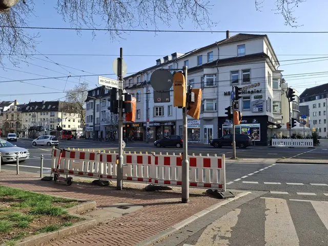 Noch ist sie außer Betrieb: Die Fußgängerampel am Konrad-Adenauer-Platz in Beuel sorgt derzeit für politischen Streit. Mehrere Fraktionen wollen die Anlage testweise wieder aktivieren, während die Verwaltung die Zuständigkeit beim Rat der Stadt sieht.  | Foto: jld