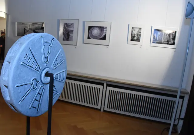 Annegret Goebels stellte für die Ausstellung ihr Kunstwerk „on the way“ aus gebranntem und bemalten Ton zur Verfügung.  | Foto: AS