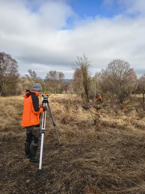 An kritischen Bereichen konnte Expertin Urla Ewender mithilfe eines Nivelliergeräts Geländeunterschiede und damit mögliche Wasserabflüsse sichtbar machen. | Foto: Biostation Oberberg