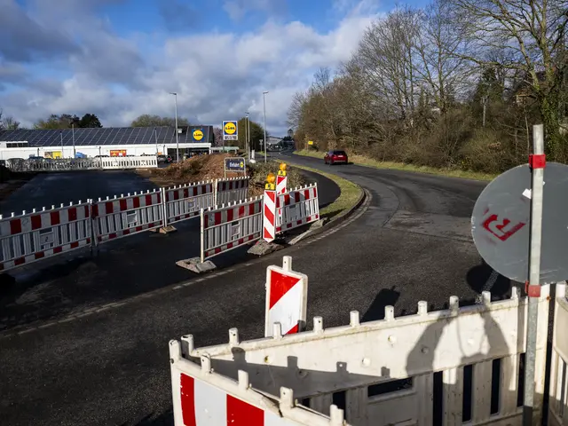 Baumaßnahmen Feytalstraße: Die Sperrung für den ersten Bauabschnitt erfolgt ab dem 30. März, der Lidl und die Gewerbebetriebe bleiben erreichbar.  | Foto: Ronald Larmann/pp/Agentur ProfiPress