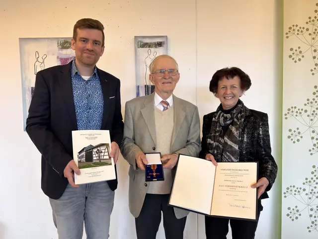 Das Foto zeigt den Träger des Bundesverdienstkreuzes Dr. Klaus Trenkle (Mitte) mit der stellvertretenden Landrätin Notburga Kunert (rechts) und Alfterers Bürgermeister Christian Lanzrath (rechts).  | Foto: Gemeinde Alfter