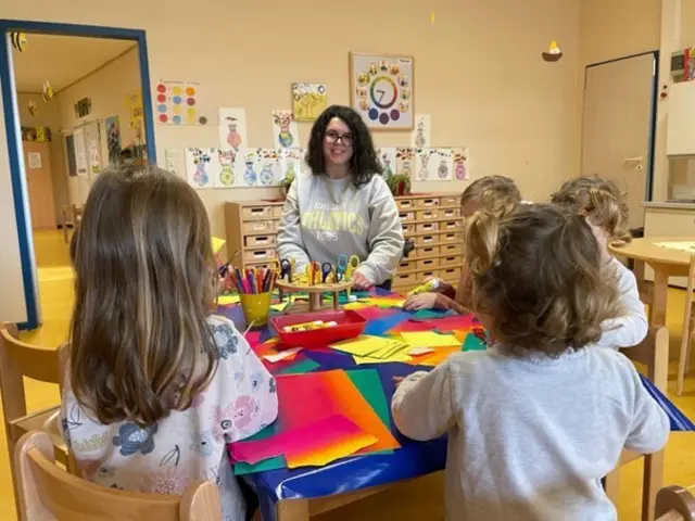 Alina Taradai aus der Ukraine hat erfolgreich am Berufssprachkurs teilgenommen und arbeitet nun als Fachkraft in der städtischen Kita Meßdorfer Straße.  | Foto: Bundesstadt Bonn