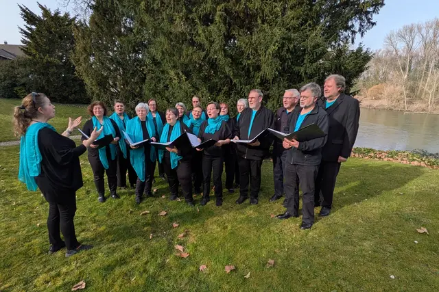 Im Rheinufer in Hersel gaben einige der Chorsängerinnen und –sänger eine Kostprobe. | Foto: Frank Engel-Strebel