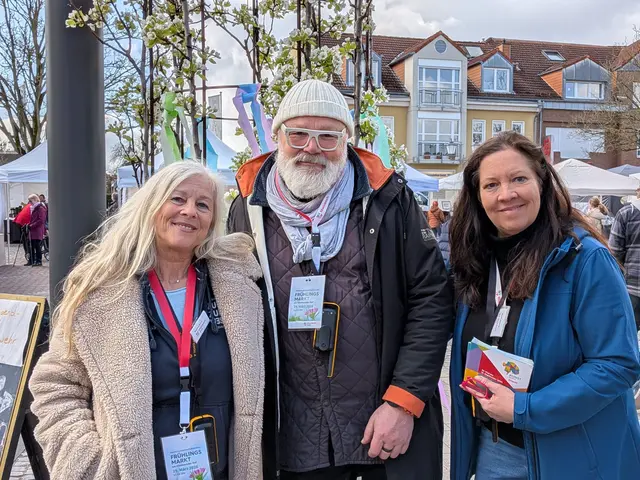 In Feierlaune: Bettina Rossi, Thomas Spitz und Steffi Scherer (von links) freuten sich über das schöne Wetter und die vielen Frühmarktbesucher. | Foto: fes