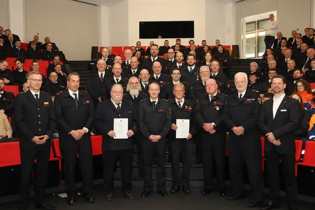 Ausgezeichnete Feuerwehrleute bei der Ehrung für langjährige Mitgliedschaft und Verdienste | Foto: Michael Kupper
