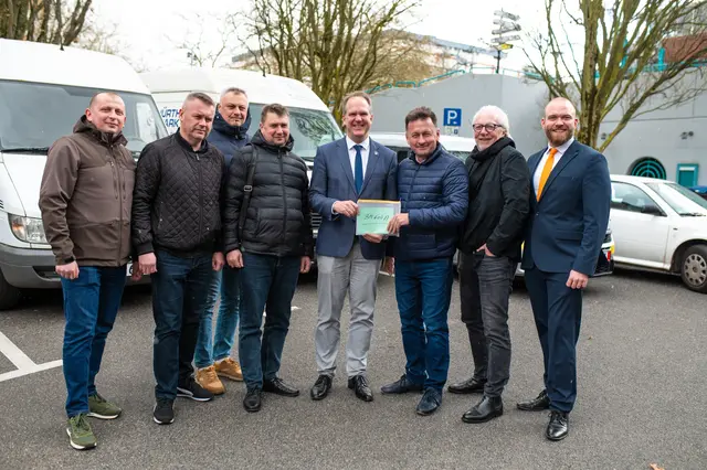 Fahrzeugübergabe vor dem Hürther Rathaus: (v.l.) Andrii Vasylkiv (IT-Abteilungsleiter), Roman Repeta (stellvertretender Bürgermeister), Zinovii Kobyletskyi (Architekt), Bohdan Saiko (Amtsleiter Liegenschaften), Bürgermeister Dirk Breuer, Oleksandr Zozulya (Bürgermeister Peremyschljany), Rüdiger Winkler vom Partnerschaftsverein Hürth und Tobias Püllen (Leiter Bürgermeisterbüro).  | Foto: Stadt Hürth/Giuseppe Piliero