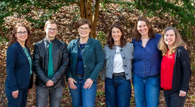 Die stellvertretene Schulleiterin Sigrid Höffken (links) freut sich zusammen mit dem Lerncoaching-Team des SLG über die Auszeichnung (von links nach rechts: Hr. Schumacher, Fr. Freier-Kühr, Fr. Lichtinghagen, Frau Schuffert, Frau Schulz). | Foto: Doreen Freier-Kühr