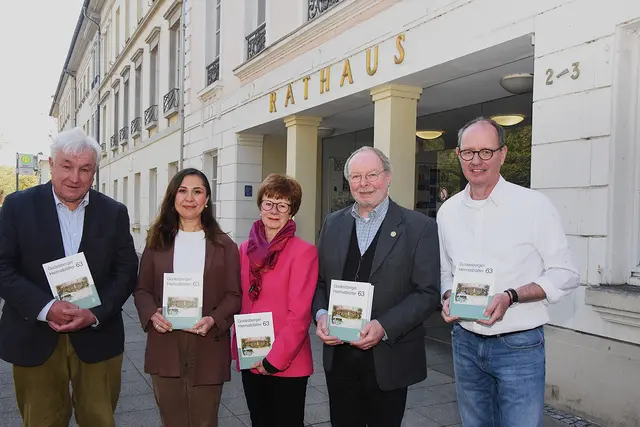 Bezirksbürgermeisterin Feyza Yildiz und der Leiter der Bezirksverwaltungsstelle Bad Godesberg, Christian Schäfer, freuen sich gemeinsam mit Dr. Iris Henseler-Unger, Bernd Birkholz und Dr. Norbert Schloßmacher über die neue Ausgabe der Godesberger Heimatblätter.  | Foto: AS