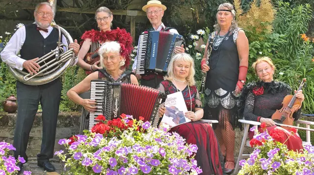 Das Salon Ensemble Beda gastiert mit seinem Programm „Quer durch Europa“ im Kulturhaus theater 1 in Bad Münstereifel und präsentiert Unterhaltungsmusik bis in die 1930er Jahre.  | Foto: Jan Grell