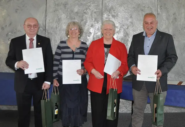 Mit der goldenen Ehrennadel werden ehemalige Ratsmitglieder für jahrzehntelanges kommunalpolitisches Engagement ausgezeichnet. | Foto: fes