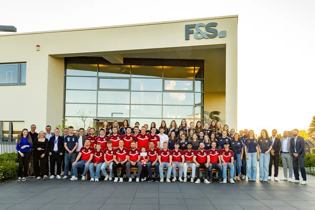 Geballter Sportsgeist aus dem Kreis Euskirchen: Die besten Sportler, Sportlerinnen und Mannschaften des Jahres 25 nahmen im Firmensitz von F&S ihre Ehrungen entgegen.  | Foto: Tameer Gunnar Eden/Eifeler Presse Agentur/epa