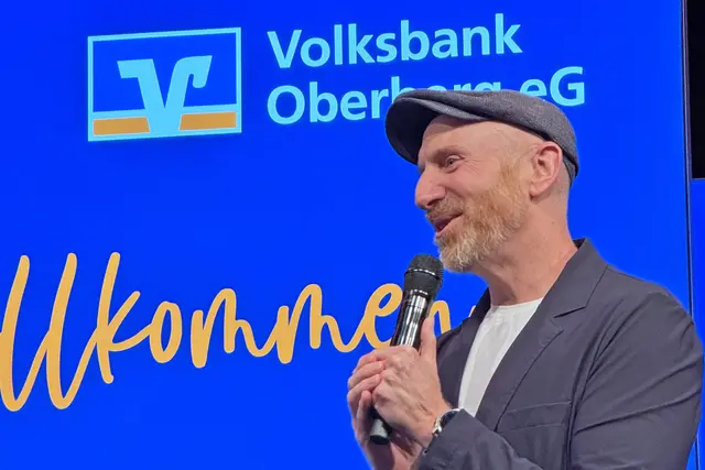 Comedian Martin Schopps begeisterte beim Mitgliederabend in Waldbröl mit pointiertem Alltags-Humor und viel Nähe zum Publikum. | Foto: Volksbank Oberberg