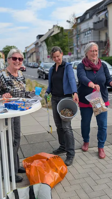 Kleine Kippen, große Wirkung: Ein einziger Zigarettenstummel kann bis zu 1000 Liter Grundwasser verunreinigen.  | Foto: Markus Lawrenz