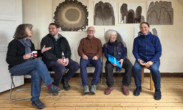 Besucher und Beteiligte der Ausstellungseröffnung im Heider Treff vor Werken von Willi Frommberger. | Foto: Heider Treff